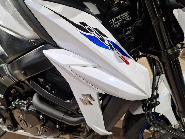 SUZUKI GSXS 750 IN WHITE