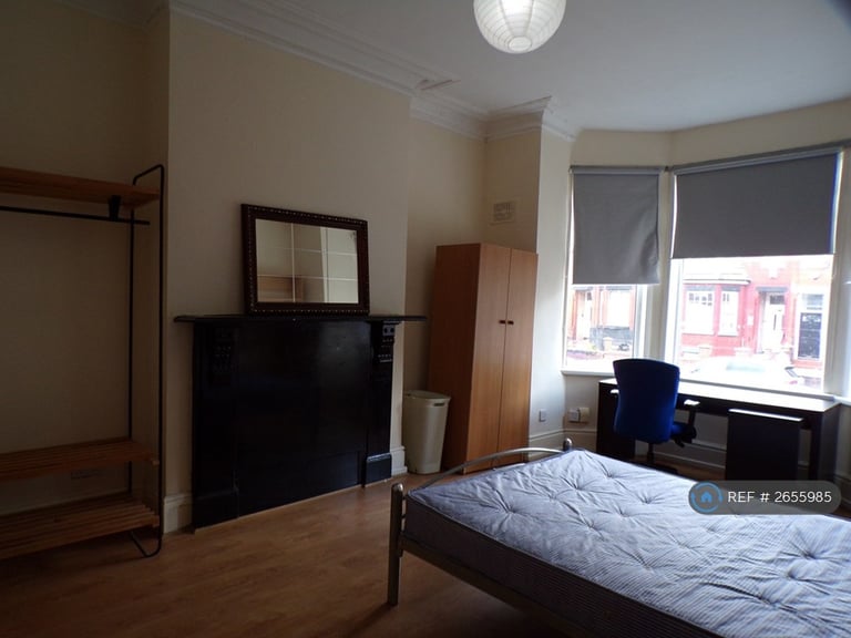8 bedroom house in Booth Avenue, Manchester, M14 (8 bed) (#2655985)