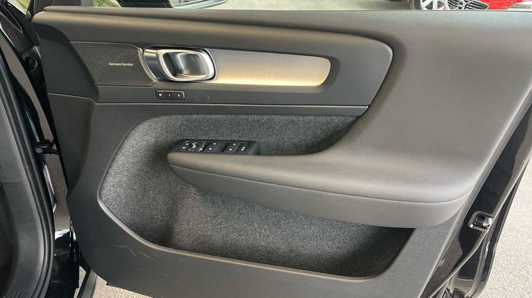 2025 Volvo XC40 2.0 B4P Ultra Black Edition 5dr Auto ESTATE PETROL Automatic