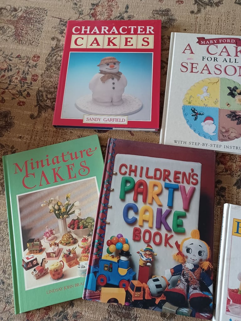 Novelty cake decorating books