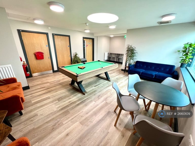 image for 7 bedroom flat in Warwick New Road, Leamington Spa, CV32 (7 bed) (#2660109)