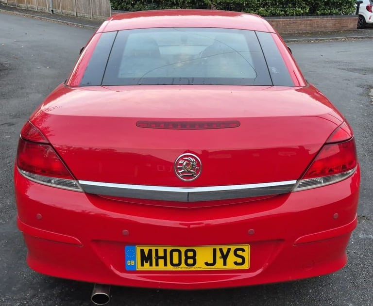 Automatic - Convertible. Leather seats. Serviced 12 times. 2008 Vauxhall Astra TwinTop Design 1.8