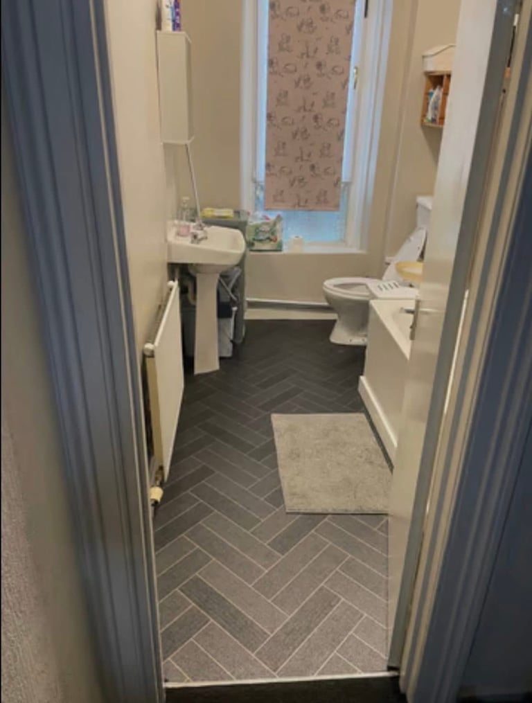 ROOM TO RENT 