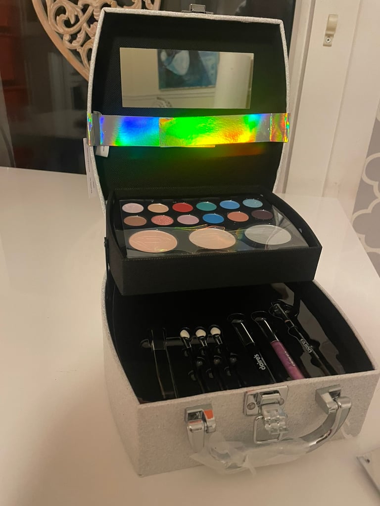 New Claire’s make up set 