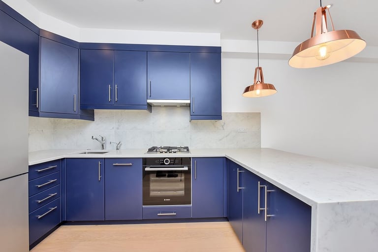 Premium Quality 2 DBed Flat 2 Bath Open Plan Juliet Balcony Shared Garden VeryNearTubeBusShops