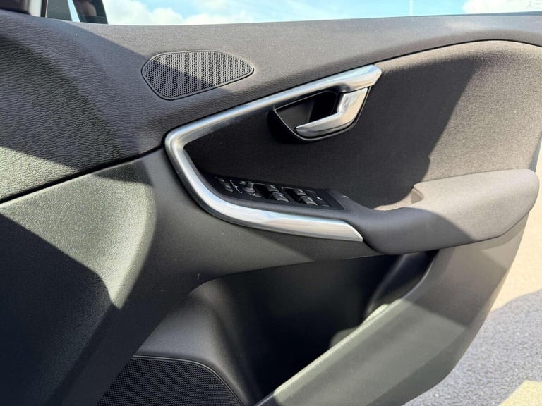 VOLVO V40 2.0 D2 Momentum Euro 6 (s/s) 5dr 2017