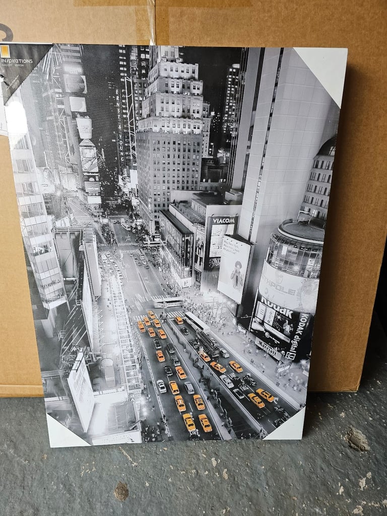 image for 2 x picures brand new in wrapper.