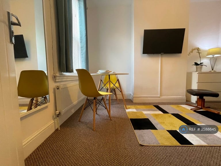 2 bedroom flat in Lower Ford Street, Coventry, CV1 (2 bed) (#2588645)
