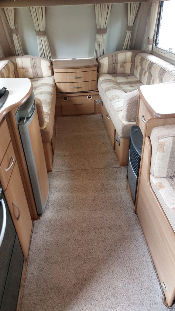 2008 Coachman VIP 520 4 Berth