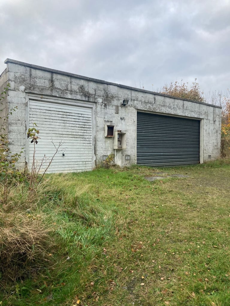 Single garage with electricity and water for rent