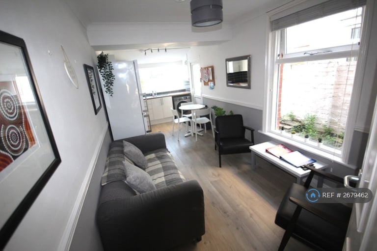 image for 4 bedroom house in Percy Road, Southsea, PO4 (4 bed) (#2679462)