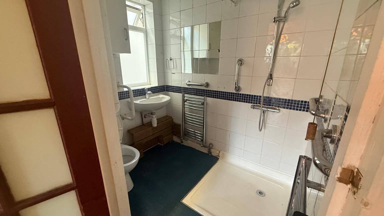 Spacious 4-Bedroom House with 2 Bathrooms in NEW MALDEN