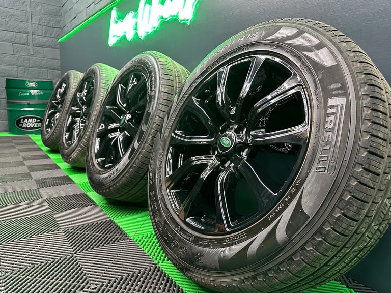 Range Rover Evoque Discovery Sport Freelander 2 18” Gloss Black alloy wheels & 7.5mm+ Pirelli’s!