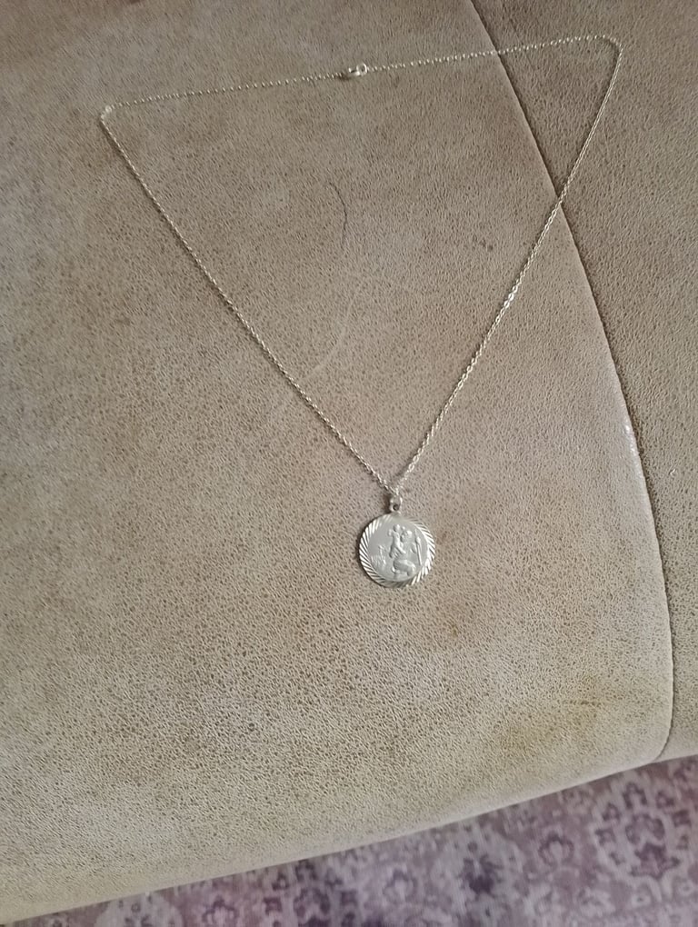 image for 9 CT HALLMARKED GOLD ST CHRISTOPHER ON AN 18 INCH 9 CT CHAIN 