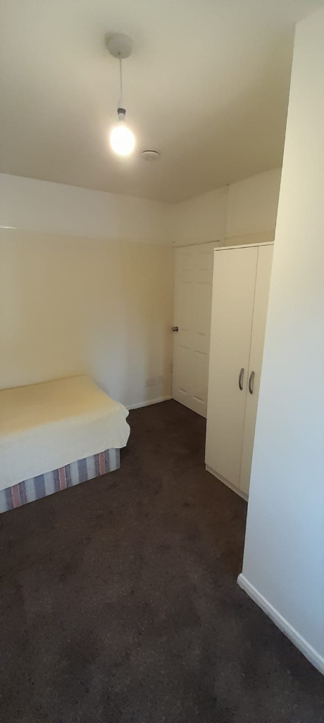 Double En suite room in Feltham TW14 8NA 