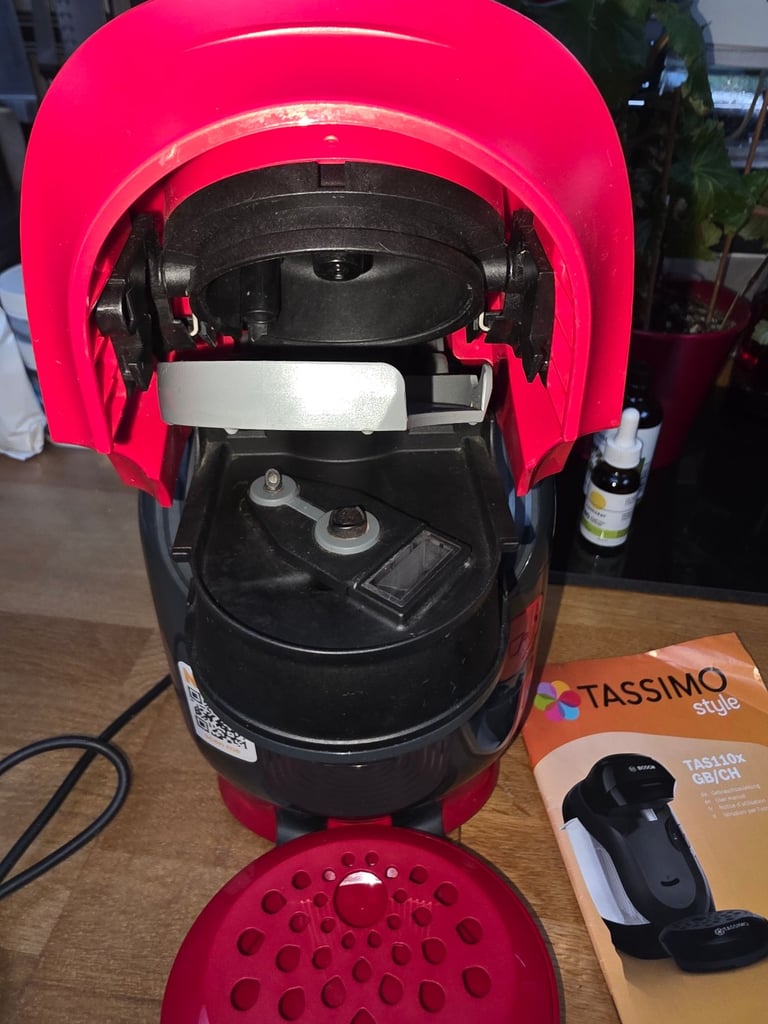 Bosch Tassimo Vivy 2 Red Coffee Pod Machine. Auto Hot Drink Chocolate expresso Latte Barista maker