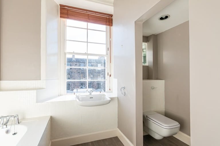 Incredible, 2 bedroom, 2nd floor property north of Edinburgh’s New Town – available November