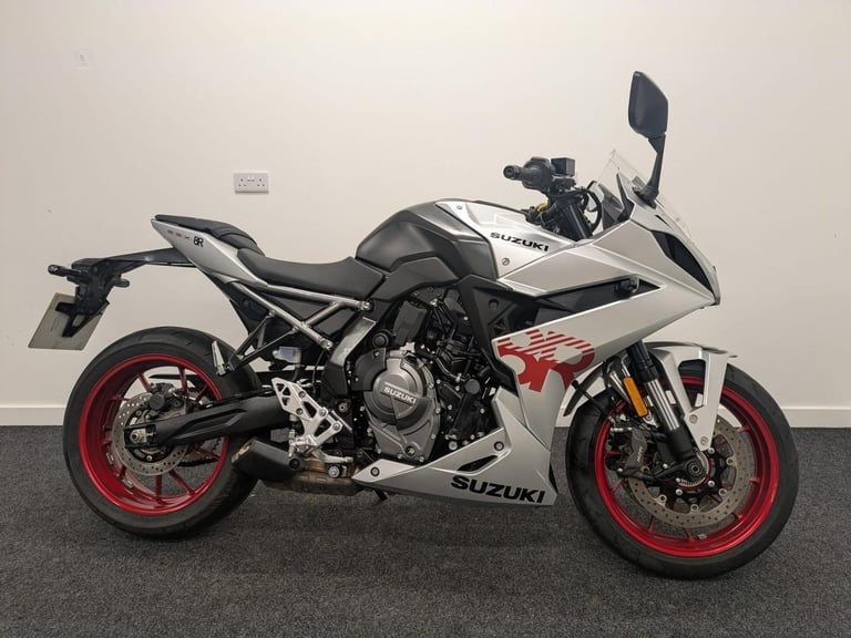 SUZUKI GSX8R ** FULL DOCUMENTED SERVICE HISTORY - QUICK SHIFT - BOTH BOOKS **