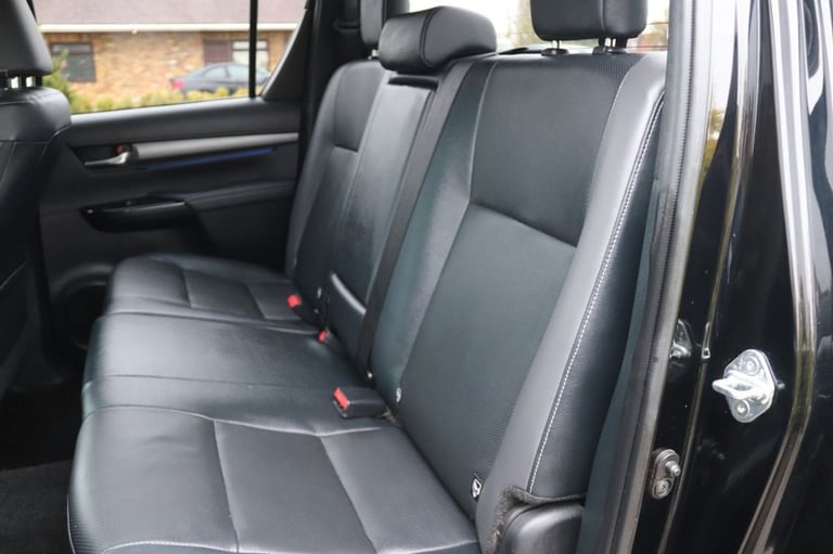 2023 Toyota Hilux 2.8 D-4D Invincible X Pickup Double Cab 4dr Diesel Auto 4WD Euro 6 (s/s) (2 PIC...