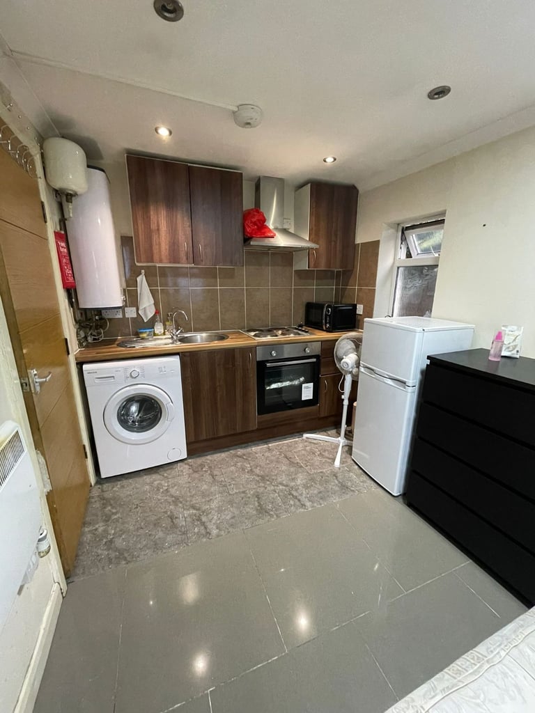 BEAUTIFUL GARDEN STUDIO  FLAT FOR SINGLE PROFESSIONAL IN HOUNSLOW CENTRAL