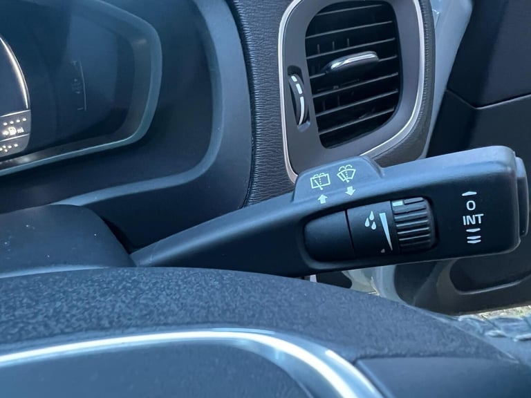 2018 Volvo V40 2.0 T2 R-Design Euro 6 (s/s) 5dr HATCHBACK Petrol Manual