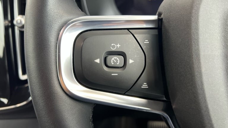 2022 Volvo XC40 Core, B3 mild hybrid, Petrol (Apple CarPlay, Power Tailgate, Google Nav) Estate P...