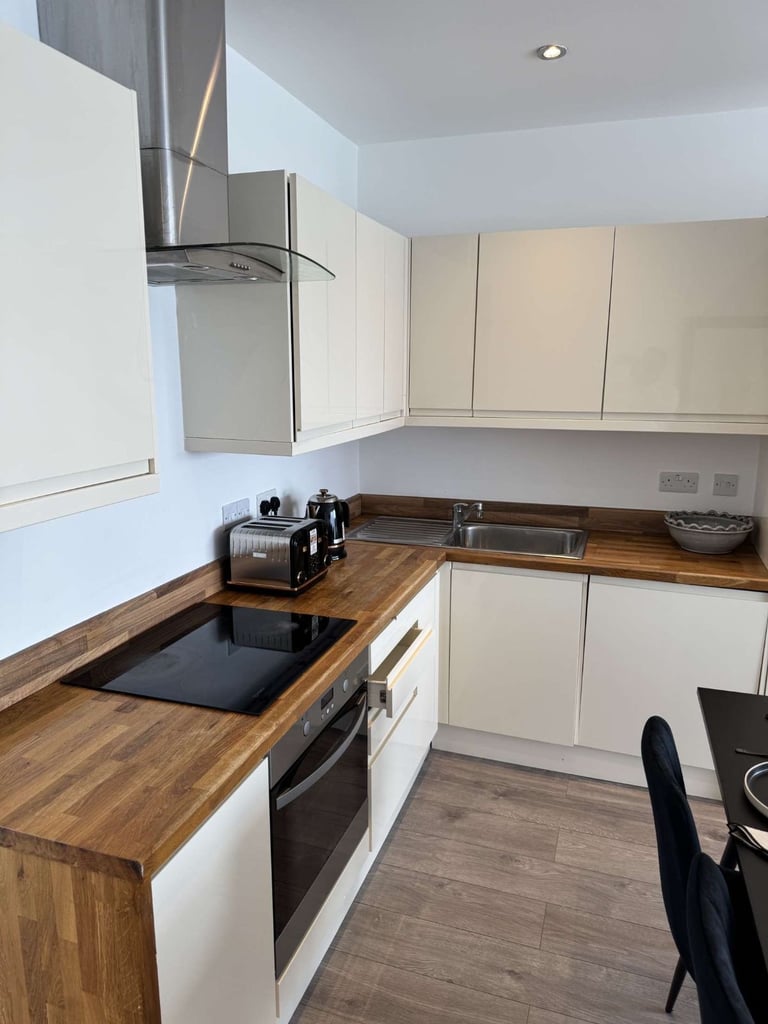 (AVAILABLE NOW+BILLS INCLUDED) ..MODERN DOUBLE ROOM IN CHIGWELL - IG8 8NA FOR JUST £898pcm