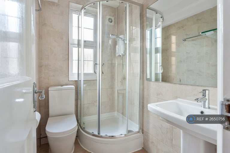 2 bedroom flat in The Green, London, W5 (2 bed) (#2650756)