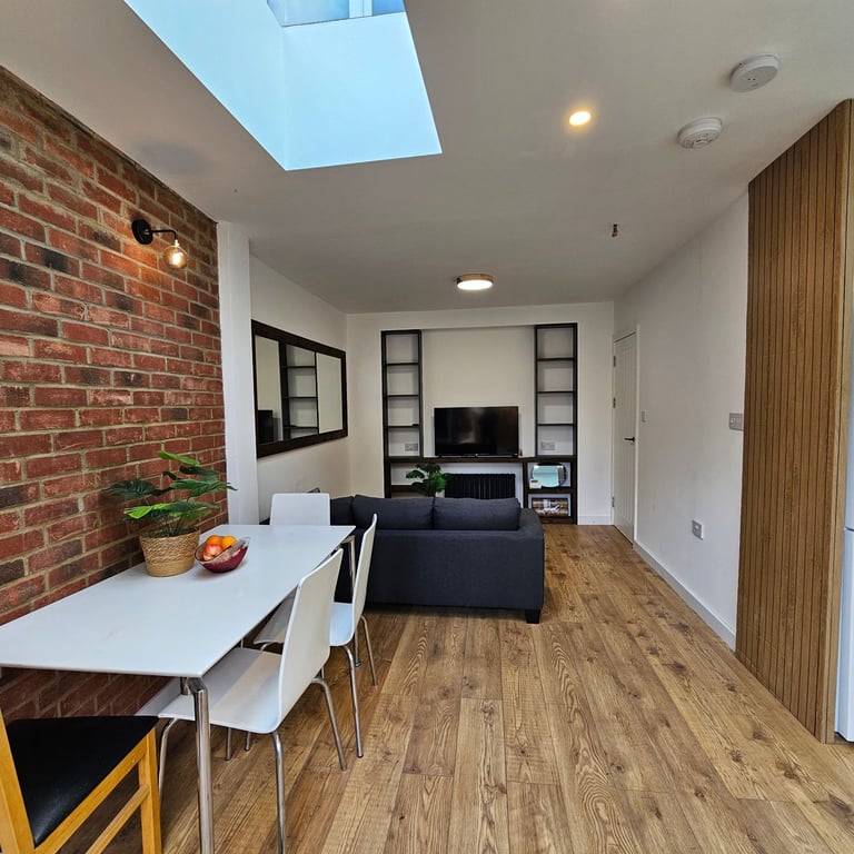 4 Bedroom House, Newly Renovated - open plan kitchen.