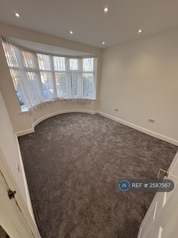 5 bedroom house in Wakemans Hill Avenue, London, NW9 (5 bed) (#2587567)