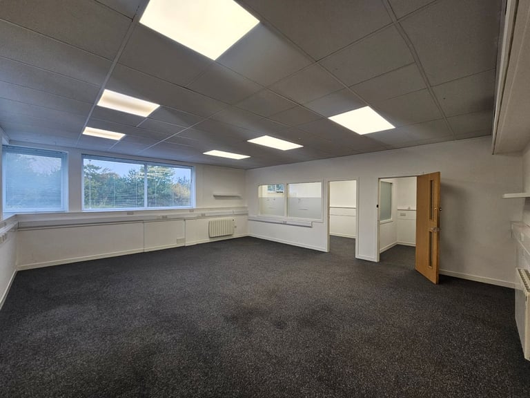 ✨ Spacious Office/Studio Space – 700 sq ft – Available Now – Stunning Pentland Views! ✨