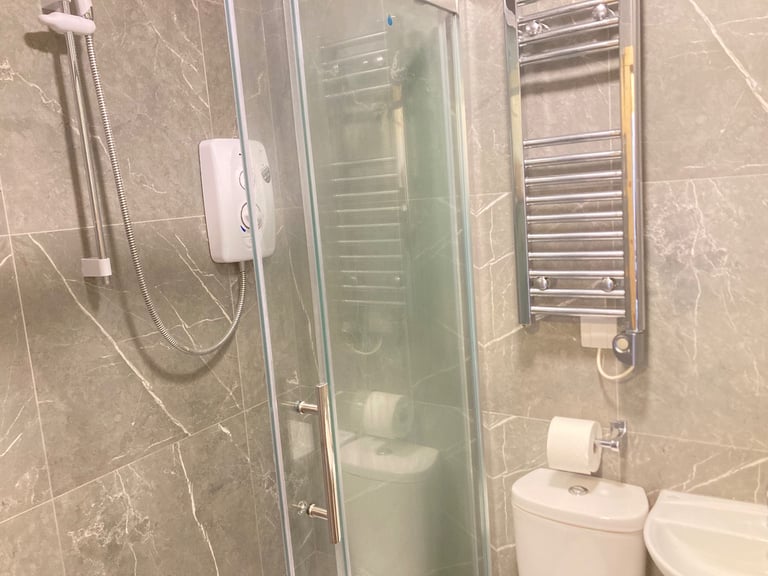 Converted 1stFloor 1 Bed Flat BuiltInDrobes Shower OpenKitchenDiningSitting VeryNearTubeBusShopsPark