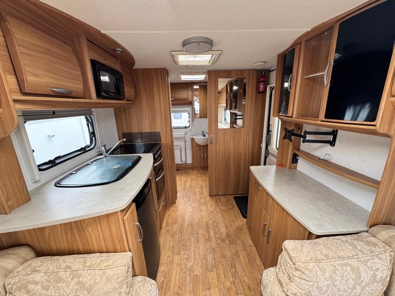 LUNAR CLUBMAN CK 2011 MODEL 2 BERTH REAR WASHROOM TOURING CARAVAN