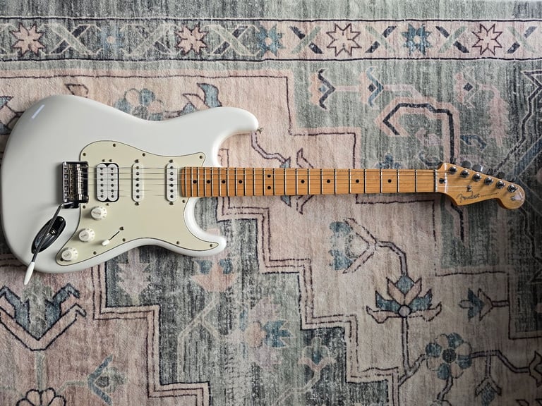 Fender Player Stratocaster® HSS, Maple Fingerboard, Polar White