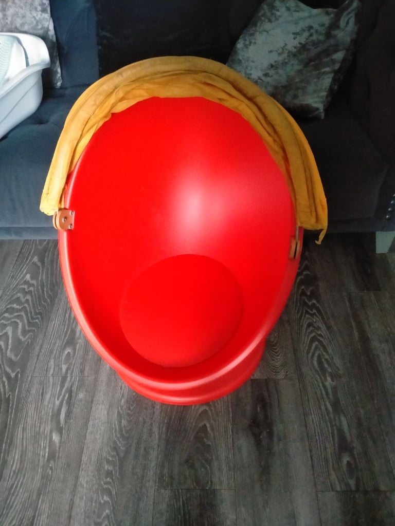 Spinning egg chair 