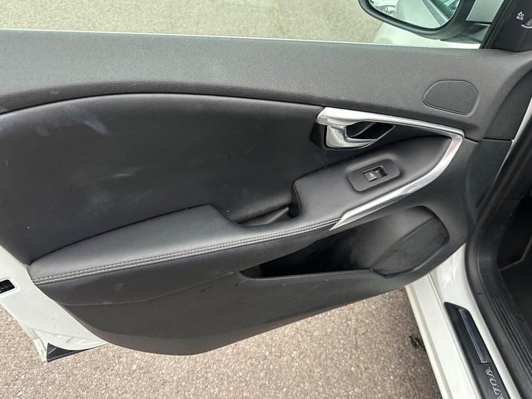 2016 Volvo V40 2.0 D2 R-Design Lux Nav Euro 6 (s/s) 5dr HATCHBACK Diesel Manual