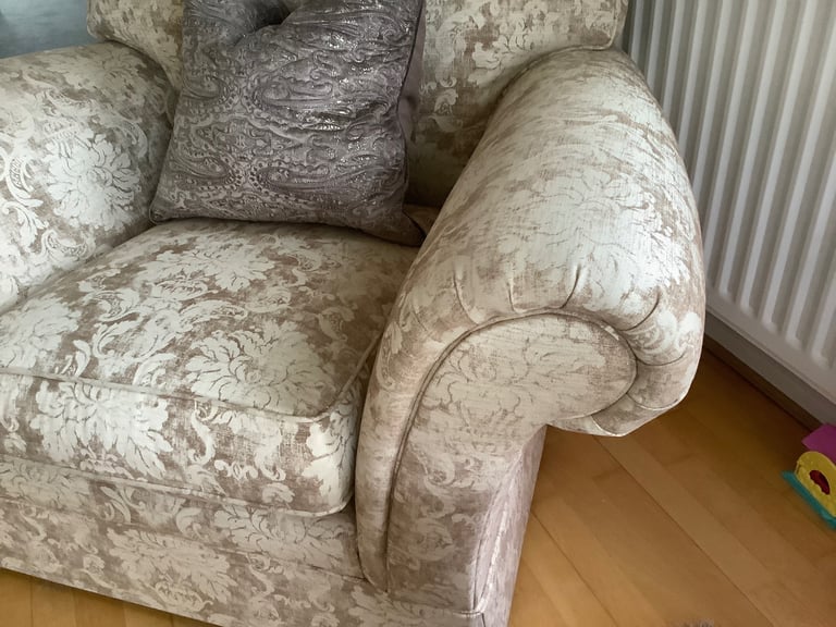 Beautiful Marks & Spencer 2 seat sofa & 2 Chairs