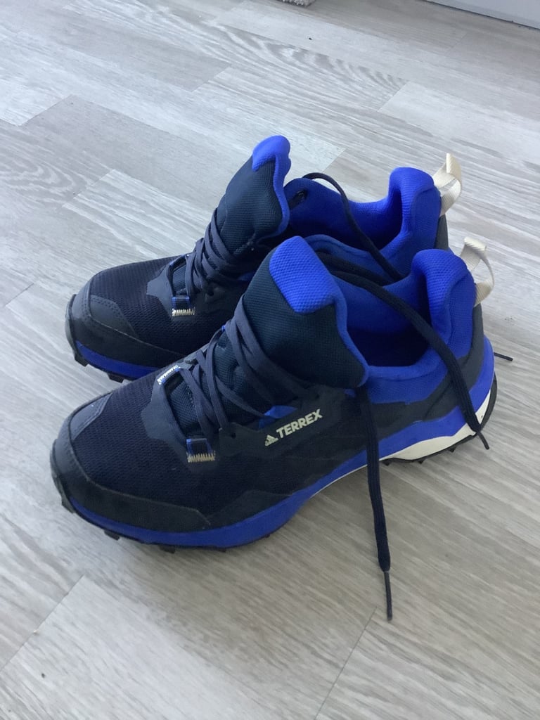 Ladies Adidas Trainers (Size 5 to 5.5)