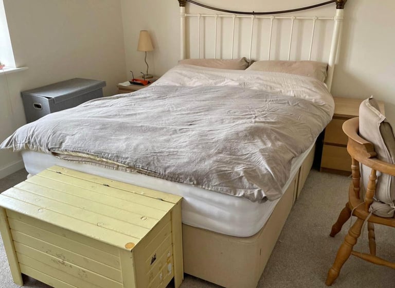 Kingsize bed with mattress for £135(we can deliver)