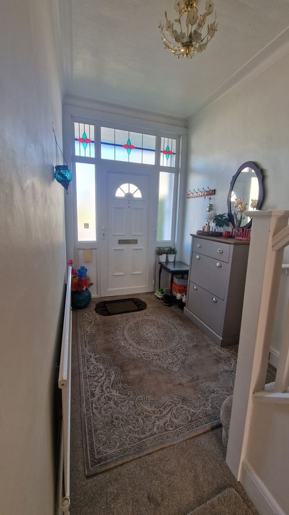 Single Room to Rent in a Family Share House in Bush Hill Park, Enfield £600 including all.