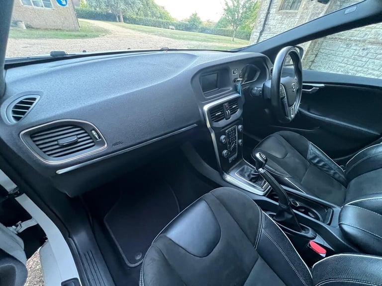 2018 Volvo V40 2.0 T2 R-Design Euro 6 (s/s) 5dr HATCHBACK Petrol Manual