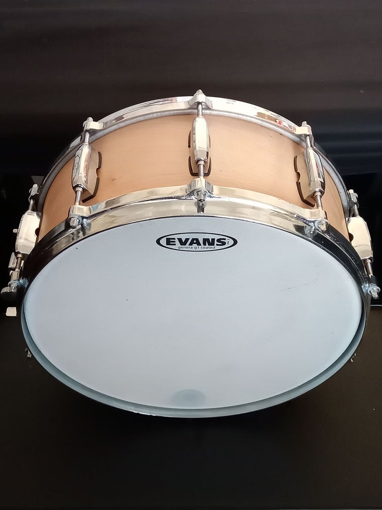 PEARL CUSTOM Sycamore Burr Snare Drum. 10-LUG DIE-CAST Hoops, Re-Rings. Case