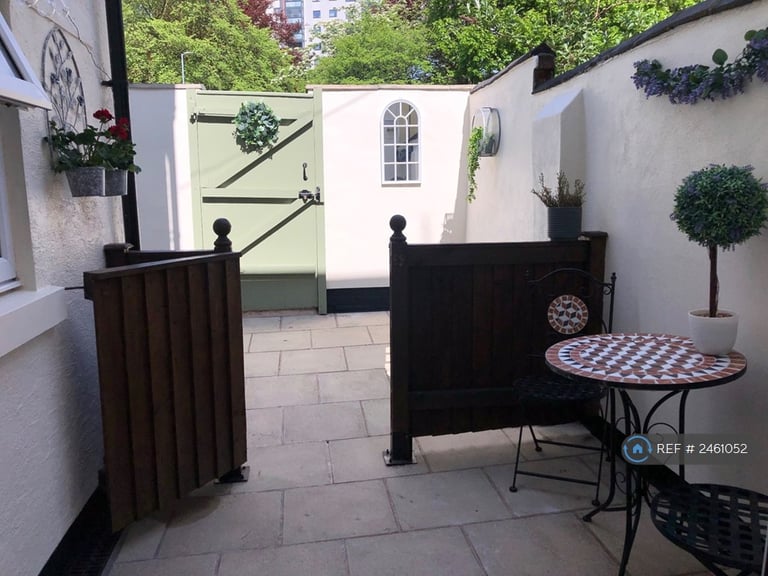 1 bedroom flat in Eccles Town Centre, Eccles, M30 (1 bed) (#2461052)