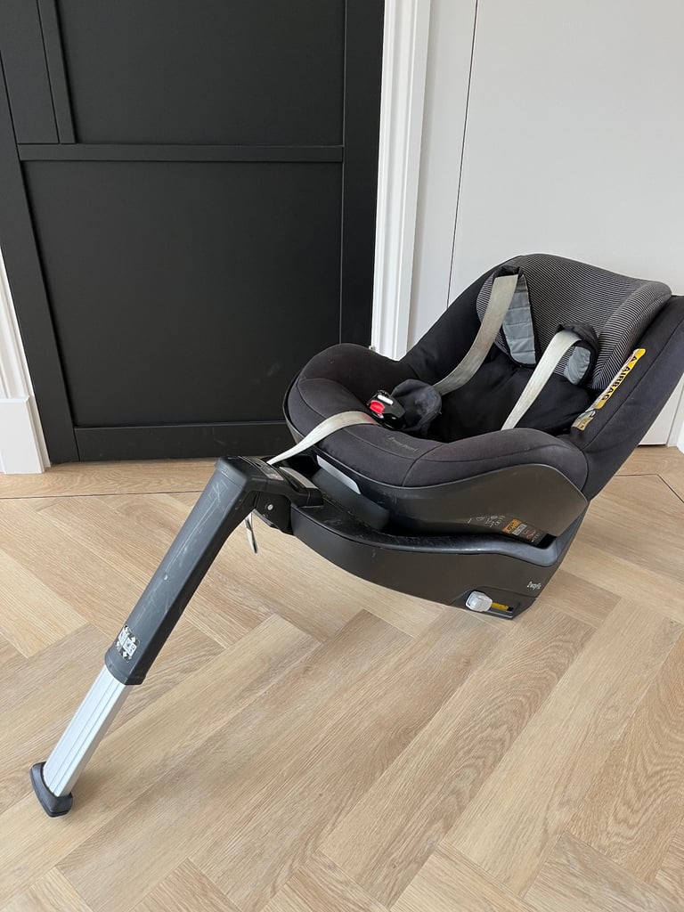 Maxi-Cosi Two Way Pearl car seat and isofix 