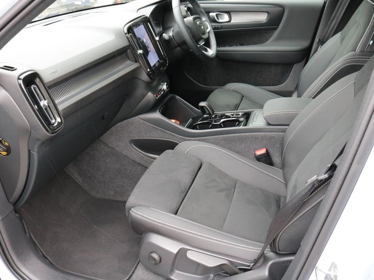 2024 Volvo XC40 Plus Dark B4 (197 hp) ESTATE Petrol/Electric Hybrid Automatic