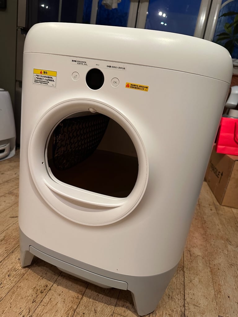 Petkit Purax automatic self-cleaning cat litter box great condition