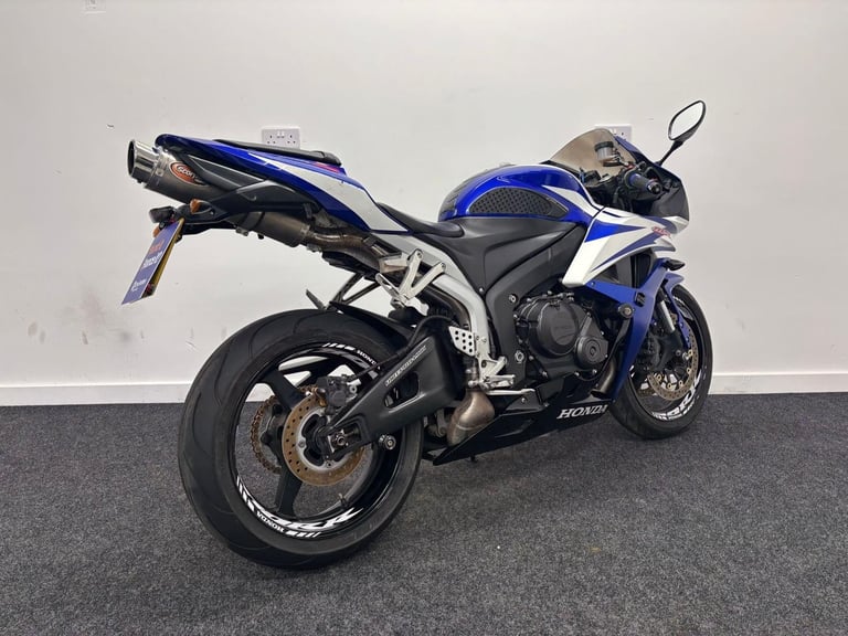 HONDA CBR600RR ** SCORPION EXHAUST - 12 MONTHS MOT - AKRA CHAIN GUARD **