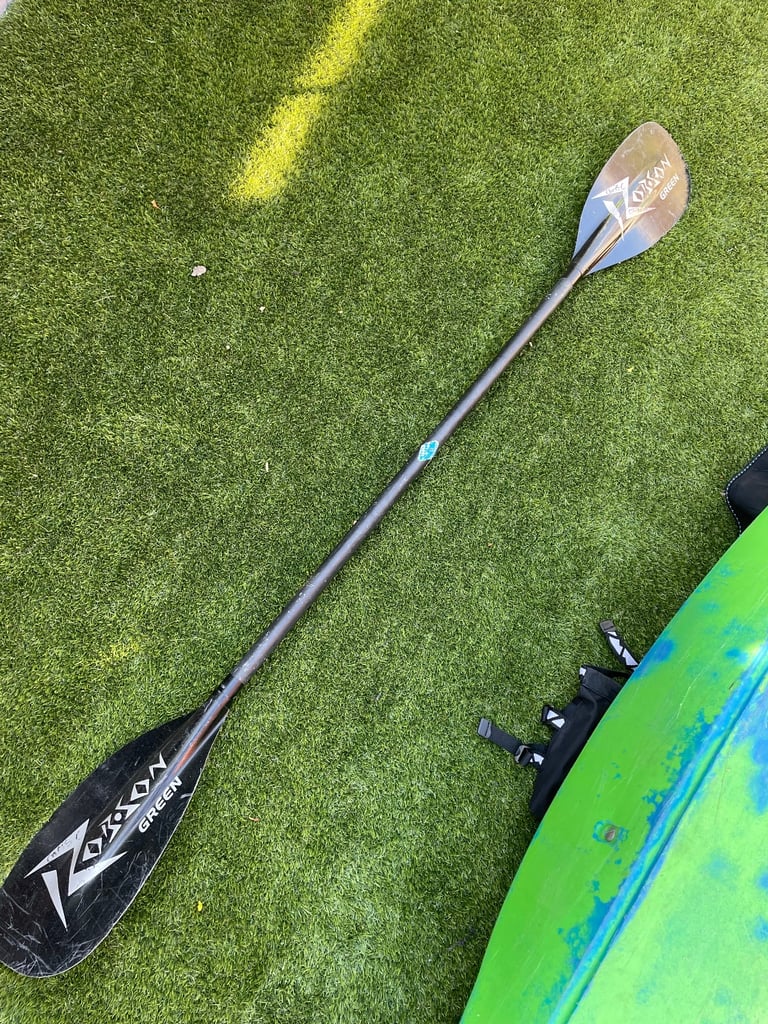Pyranha i:3 kayak 222 with Robson Green carbon fibre Paddle and life jacket 