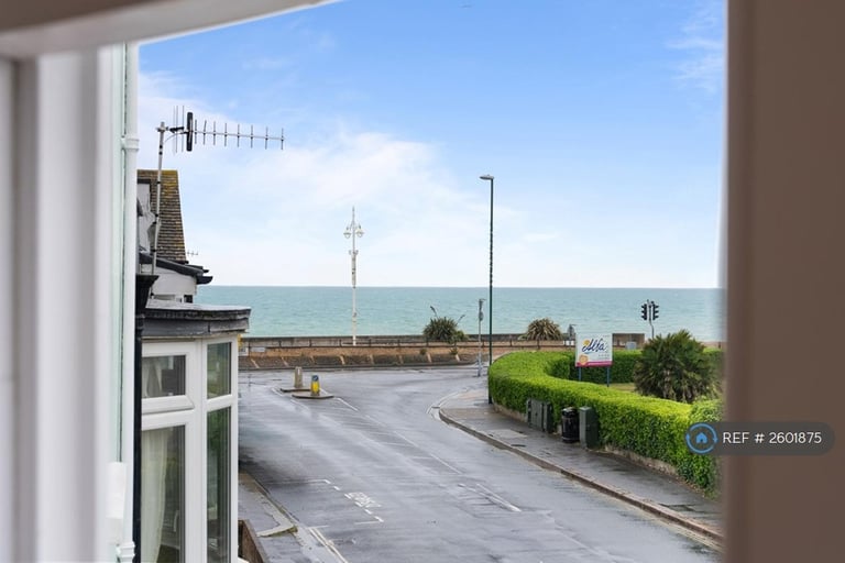 2 bedroom flat in West St, None, PO21 (2 bed) (#2601875)