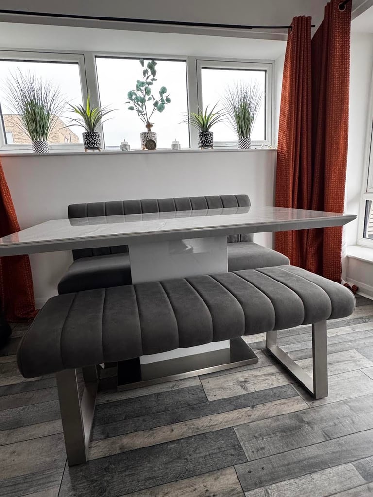 Dinig table & benches 